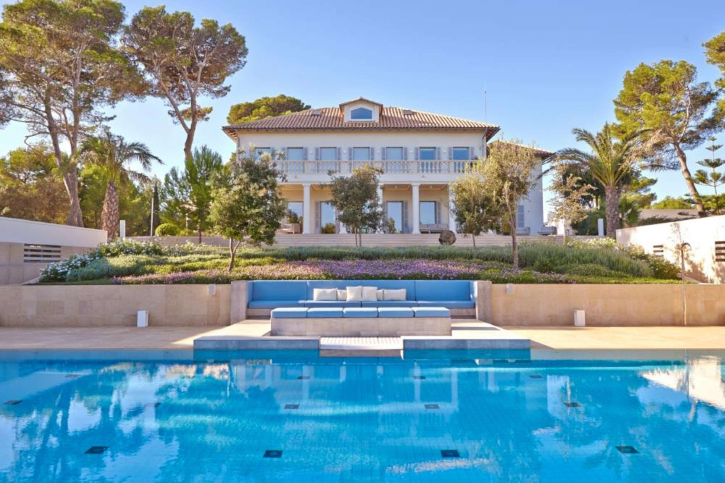 Villa Leones is a luxury villa situated in Mal Pas, Alcudia