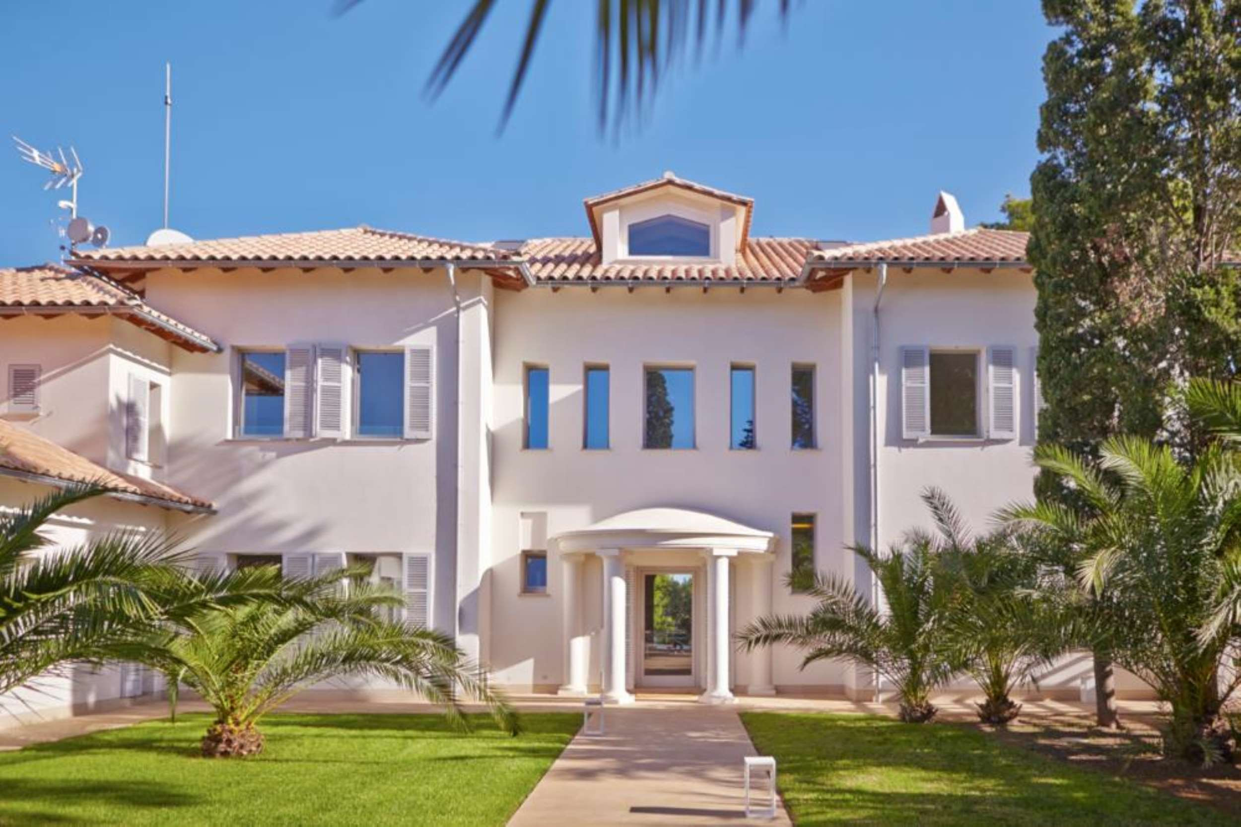 Villa Leones is a luxury villa situated in Mal Pas, Alcudia