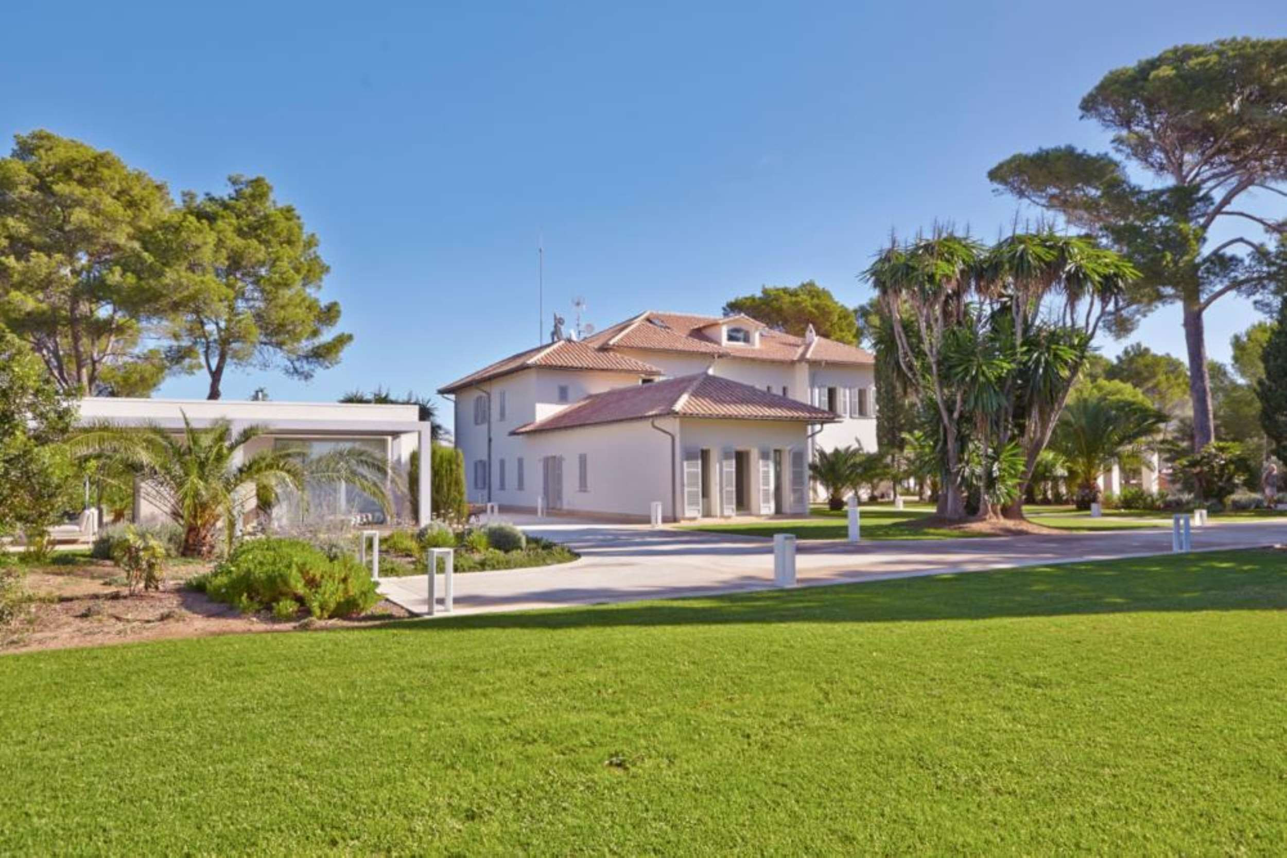 Villa Leones is a luxury villa situated in Mal Pas, Alcudia