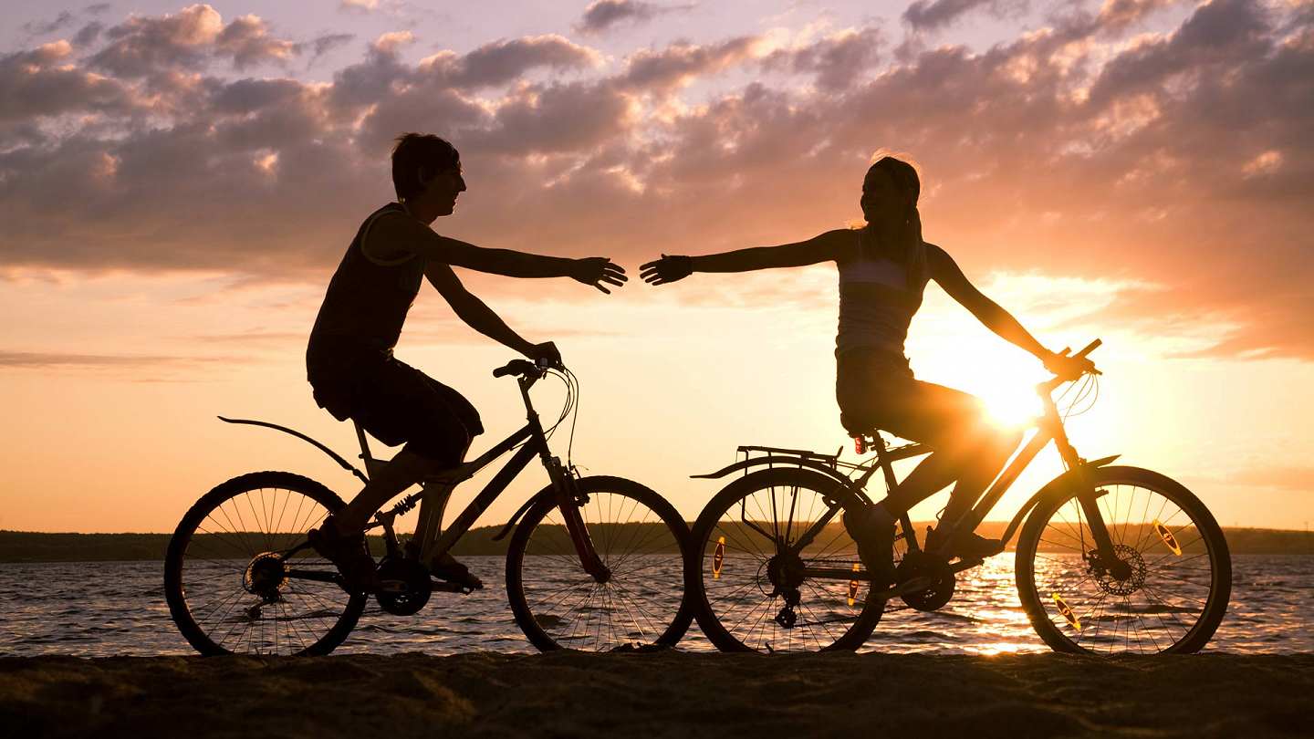 Your cycle. Прогулка на велосипеде. Влюбленные на велосипеде. Велосипед. Мужчина и женщина на велосипеде.