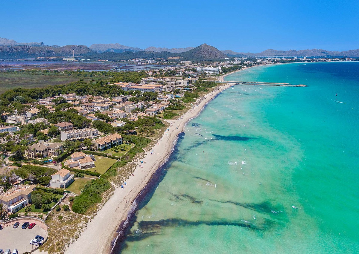 Strand Platja de Muro und Bucht von Alcúdia im Norden Mallorcas